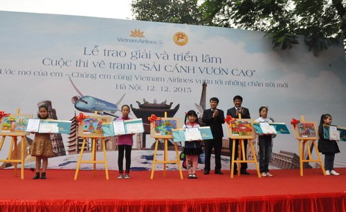 Ông Phạm Xuân Tiến - Phó Giám đốc Sở GDĐT Hà Nội và ông Bùi Hồng Quang - Phó Giám đốc Chi nhánh miền Bắc Vietnam Airlines trao 5 giải Đặc biệt cho 5 em học sinh đạt giải